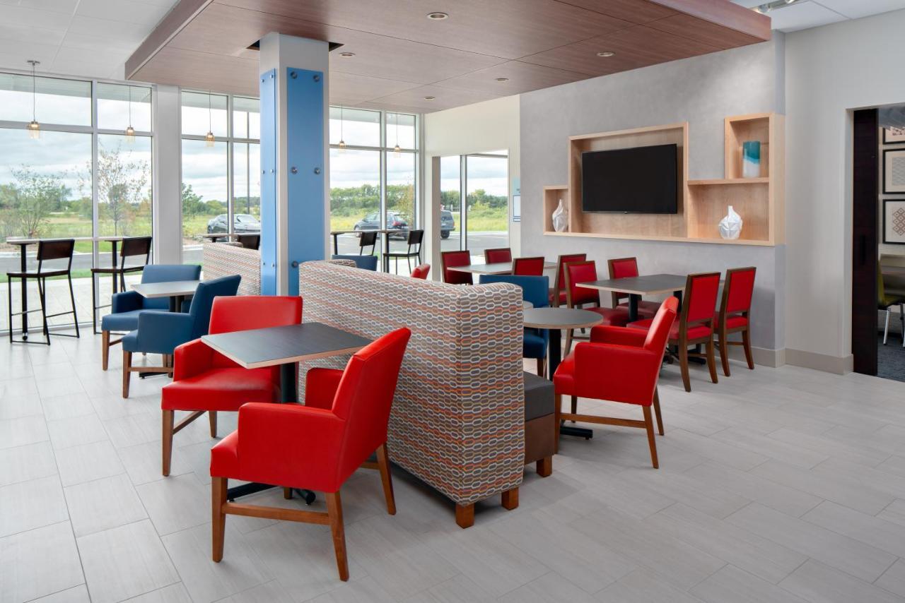 Holiday Inn Express & Suites - Elkhorn - Lake Geneva Area By Ihg Exterior photo