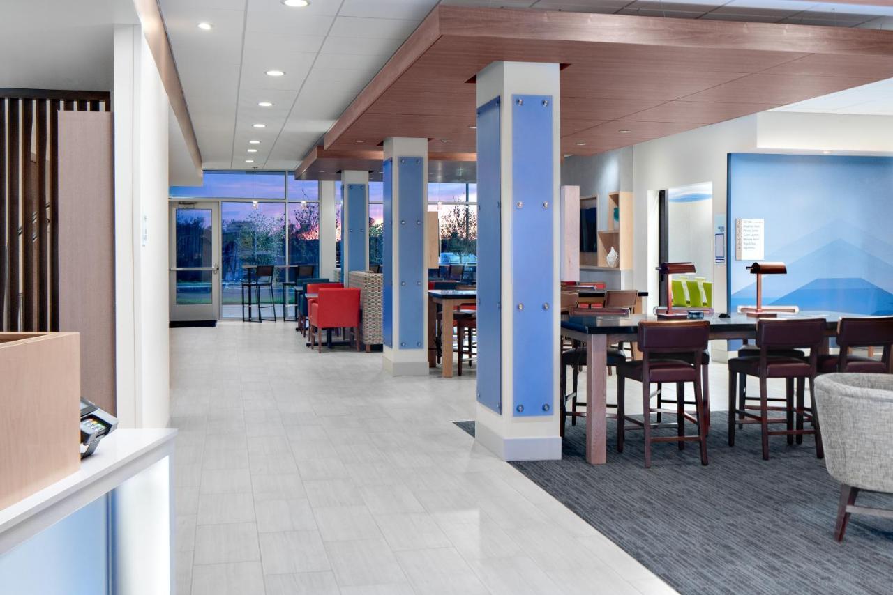 Holiday Inn Express & Suites - Elkhorn - Lake Geneva Area By Ihg Exterior photo