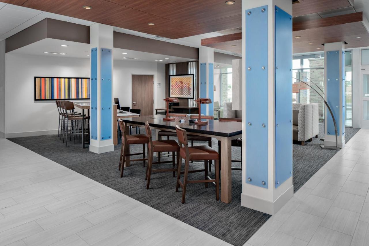 Holiday Inn Express & Suites - Elkhorn - Lake Geneva Area By Ihg Exterior photo